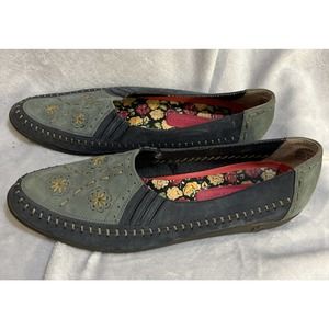 Women's Hush Puppies Blue Suede leather embroidered moccasins loafers US 9.5 AA